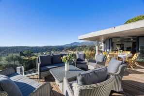 Outdoor dining - Luxury, Comfort & Modern Living – Perfect for 10 Guests (Fully Air-conditioned) (Vence)