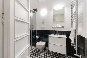 Shower, hair dryer, towels - Apartment 'Home Experience - White Charme' with Sea View, Wi-Fi and Air Conditioning (Bari)