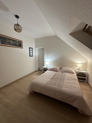 4 bedrooms, iron/ironing board, WiFi, bed sheets