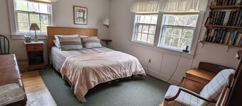 2-bedroom cottage in Chilmark 1/2 mile from Menemsha Harbor and fishing village