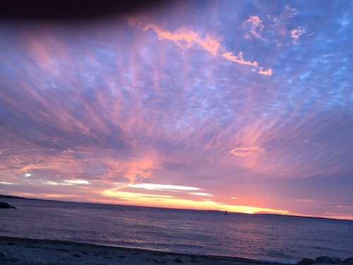 2-bedroom cottage in Chilmark 1/2 mile from Menemsha Harbor and fishing village