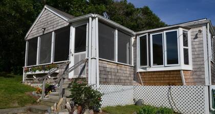 2-bedroom cottage in Chilmark 1/2 mile from Menemsha Harbor and fishing village