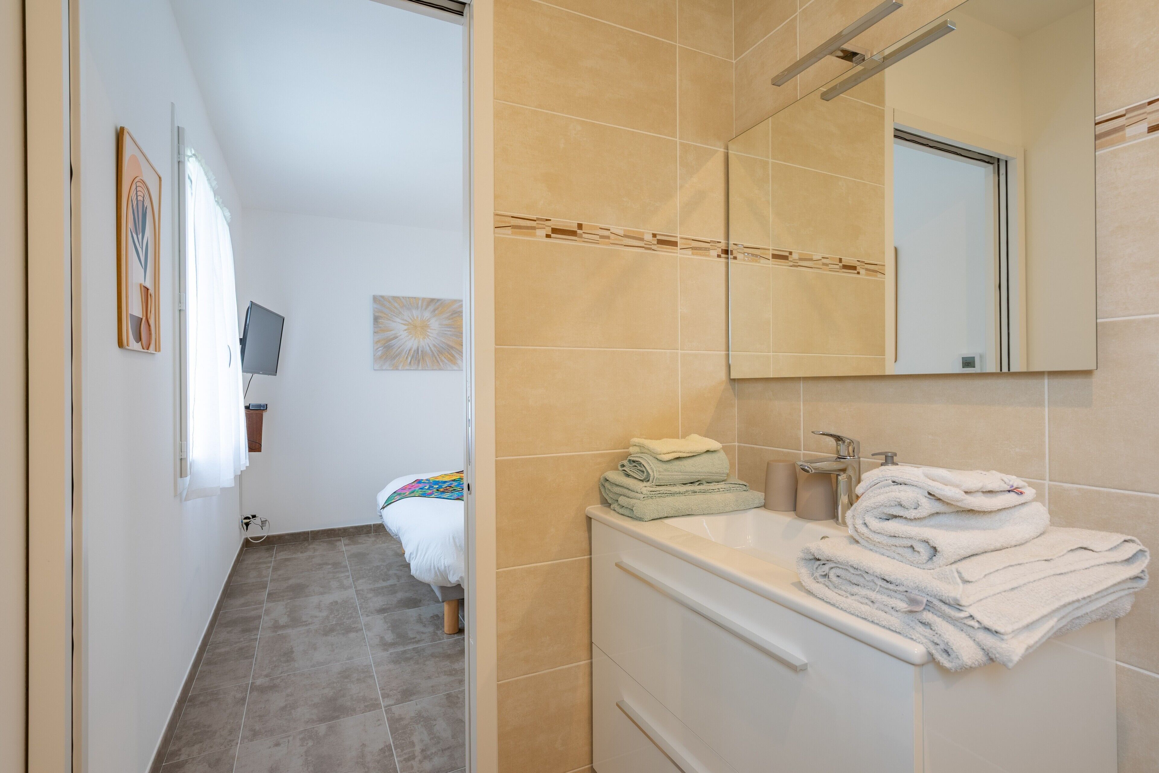 Douche, sèche-cheveux, serviettes fournies