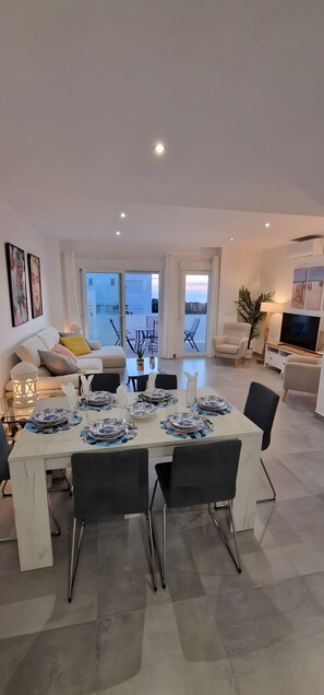 Interior - Casa Matias: Holiday Home with Private Terrace, Wi-Fi, and Air Conditioning (Conil de la Frontera)