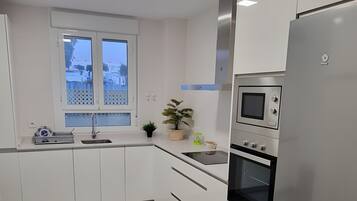 Coffee/tea maker, fridge, microwave, oven