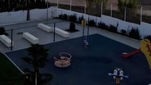 Una terrazza sul tetto con posti a sedere, una piscina e vista sul tramonto.