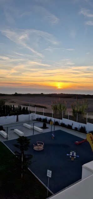 Property grounds - Casa Matias: Holiday Home with Private Terrace, Wi-Fi, and Air Conditioning (Conil de la Frontera)