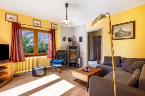 Living area - Holiday Home 'Cora' with Private Terrace, Private Garden and Wi-Fi (Wesselburenerkoog)