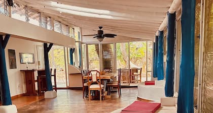 Casa rústica rodeada de naturaleza, te desconectas y respiras aire puro.