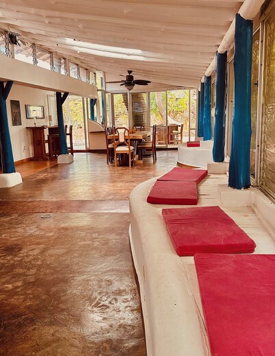 Casa  rústica rodeada de naturaleza, te desconectas  y respiras aire puro.