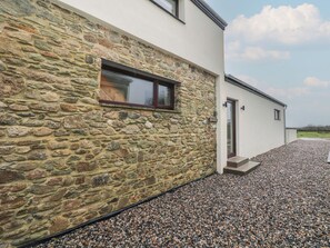A modern building with a stone facade and a gravel driveway. - THE ROOKERY, pet friendly in Rosslare Harbour, County Wexford (Tacumshane)