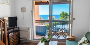 Living area - Apartment with sea view near Renécros beach (Bandol)