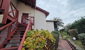 Exterior detail - Ocean view and pool near the beach (Biarritz)