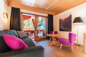 Suite, Balcony, Mountain View | Living area - Hotel Petersboden (Lech am Arlberg)