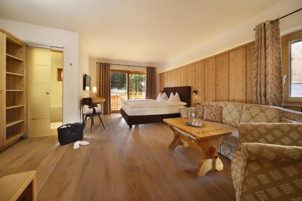 Deluxe Double Room, Balcony, Mountain View | Living area