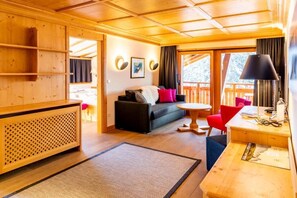 아파트, 발코니, 산 전망 | 거실 공간