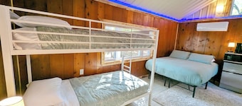 Fireside Cabin 10 - Family Studio with Bunks & Pet Friendly