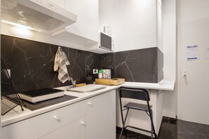 A compact kitchen with a microwave, a kettle, and a small countertop area. - 'Salandra' Room with Wi-Fi and Air Conditioning (Bari)