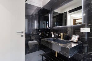 Shower, hair dryer, towels - 'Salandra' Room with Wi-Fi and Air Conditioning (Bari)