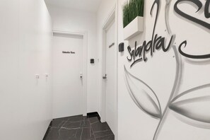 Interior - 'Salandra' Room with Wi-Fi and Air Conditioning (Bari)
