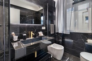 Shower, hair dryer, towels - 'Salandra' Room with Wi-Fi and Air Conditioning (Bari)