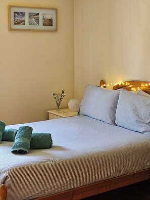 2 bedrooms, iron/ironing board, WiFi, bed sheets - Oak Cottage, Wester Lix, Killin
FK21 8RD (Killin)