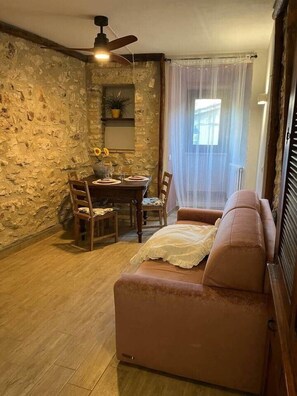 Smart TV, fireplace - A Pink Primrose in the hamlet (Montecchio)