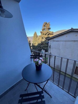Outdoor dining - A Pink Primrose in the hamlet (Montecchio)