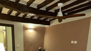 Een slaapkamer met een bed, een bureau en een stoel.
