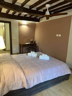 1 bedroom, free WiFi, bed sheets - A Pink Primrose in the hamlet (Montecchio)