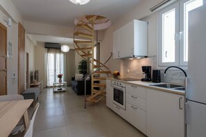 Kühlschrank, Ofen, Wasserkocher mit Kaffee-/Teezubehör, Wasserkocher