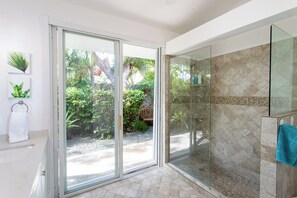 Dusche, Haartrockner, Handtücher, Seife
