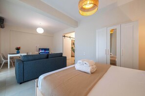 1 bedroom, iron/ironing board, travel cot, WiFi - Home Easy Kalamata, Central Space, PriveParking A2 (Kalamata)
