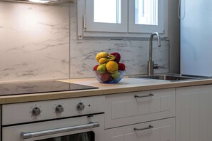 Fridge, oven, coffee/tea maker, electric kettle - Home Easy Kalamata - Central Nest, Prive Parking G1 (Kalamata)