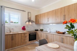 Fridge, microwave, oven, stovetop - Villa Georgia 1 - A/C in All Rooms - Fast Wi-Fi - Sleeps 6 (Lefkimmi)