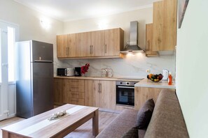 Fridge, microwave, oven, stovetop - Villa Georgia 2 - A/C in All Rooms - Fast Wi-Fi - Sleeps 6 (Lefkimmi)
