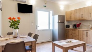 Una cocina moderna con armarios de madera, microondas integrado y refrigerador.