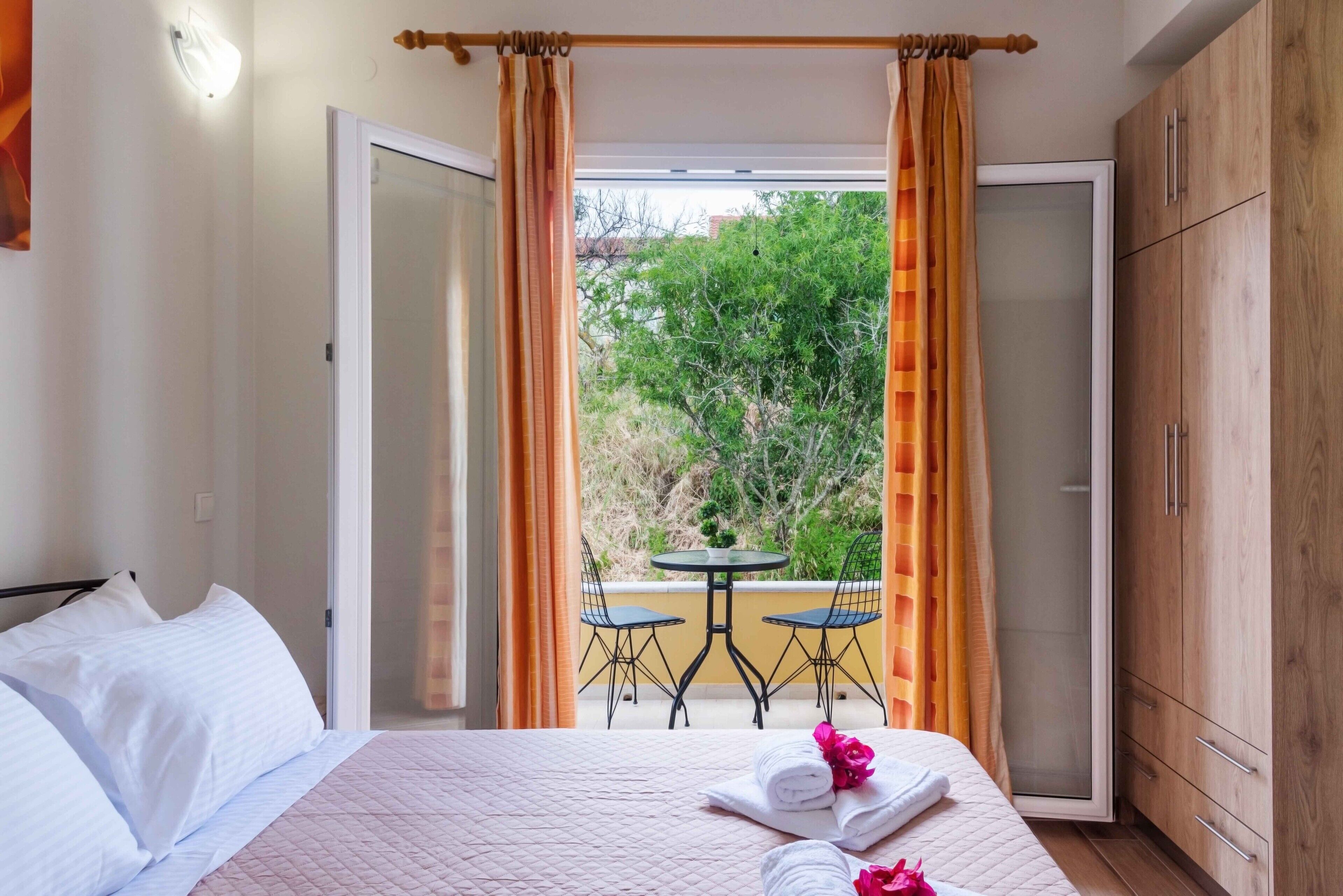 2 chambres, fer et planche à repasser, Wi-Fi, draps fournis