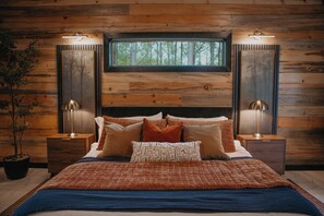 3 habitaciones, escritorio y tabla de planchar con plancha 