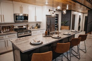 Fridge, microwave, oven, stovetop - NEW Luxury Private Pool, Pickleball, Mini Golf, Outdoor Cinema (Broken Bow)