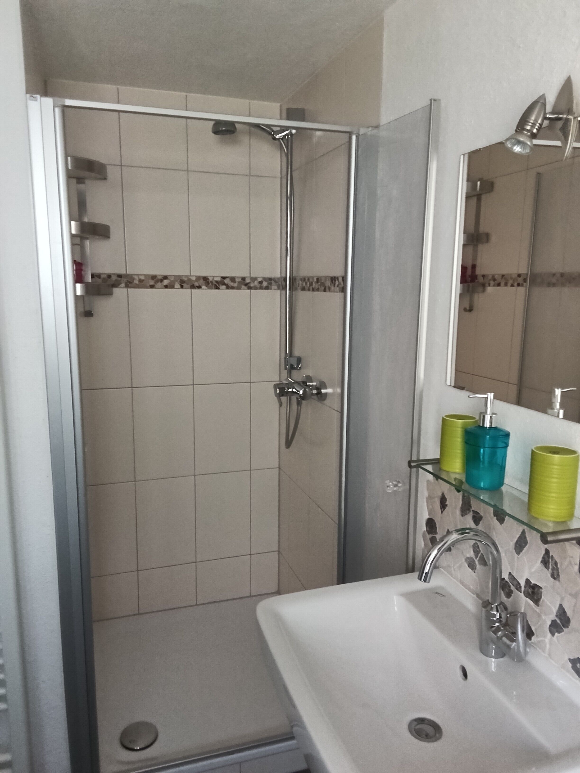 Dusche, Haartrockner, Handtücher