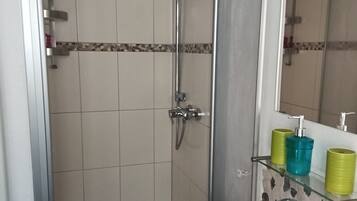Dusche, Haartrockner, Handtücher