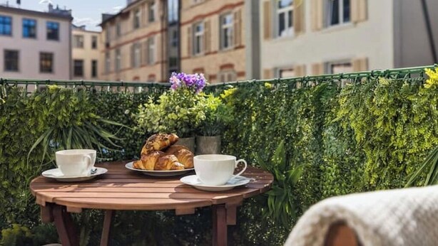 Outdoor dining - Old Town Penthouse Maisonette | Private Rooftop (Zürich)