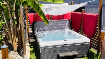 Bañera de hidromasaje al aire libre