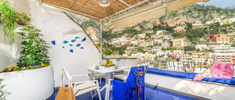 تناول الطعام بالخارج