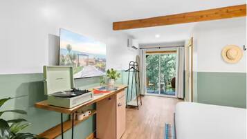 1 habitación, tabla de planchar con plancha, wifi gratis y ropa de cama