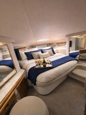 2 bedrooms, desk, WiFi, bed sheets - Luxury Yacht on Las Olas Riverwalk, Full Resort & Spa Access, downtown Location (Fort Lauderdale)
