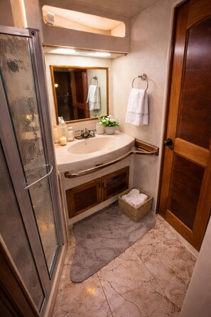 Shower, towels, soap, toilet paper - Luxury Yacht on Las Olas Riverwalk, Full Resort & Spa Access, downtown Location (Fort Lauderdale)