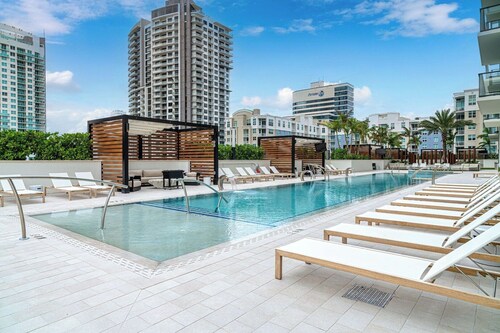 Luxury Yacht on Las Olas Riverwalk, Full Resort & Spa Access, downtown Location