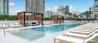 Luxury Yacht on Las Olas Riverwalk, Full Resort & Spa Access, downtown Location